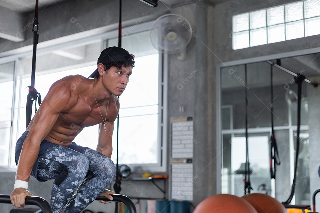 Exercício de homem musculoso em um estúdio de fitness