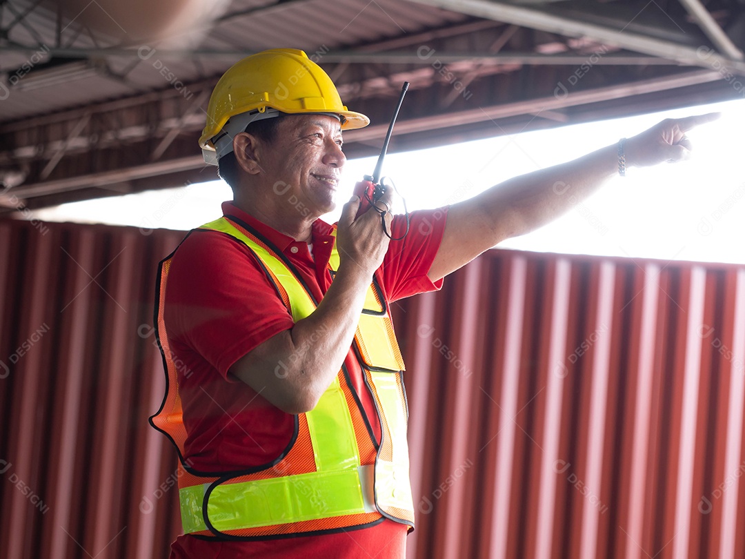Gerente de equipe fazendo chamada no radio para entrega de carga de contêiner