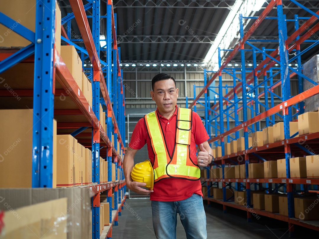 Homem trabalhador acenando no armazém de um empresa