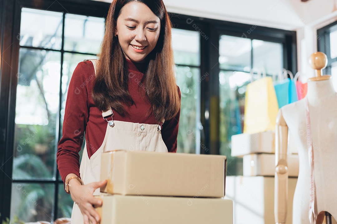 Proprietário de loja de pequeno porte carrega caixas se preparando para entrega
