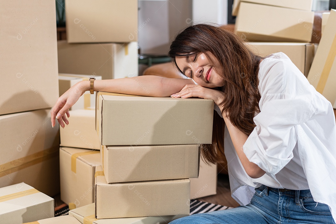 Empresária asiática abraçando caixas de pedidos de clientes