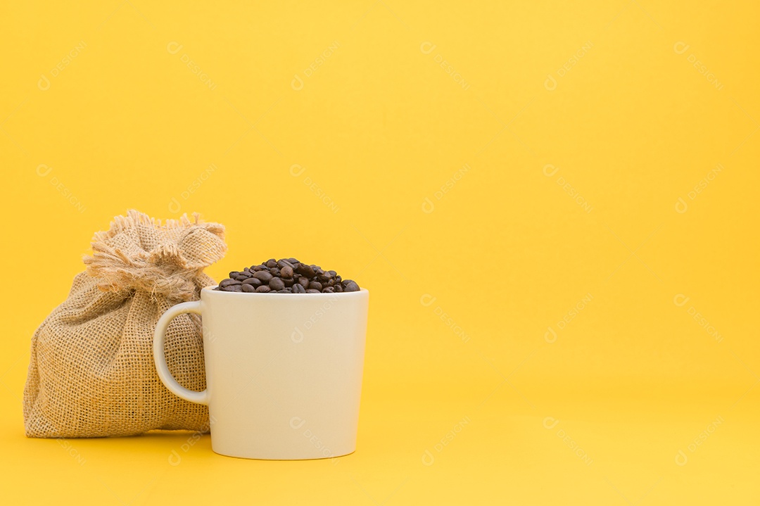 Cena de fundo amarelo de grãos de café terminais