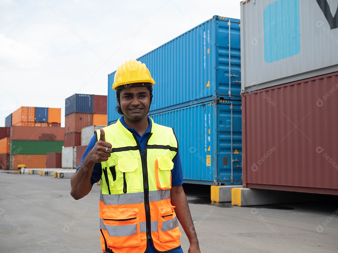 Homem uniformizado com capacete amarelo em empresa com contêiner de fundo