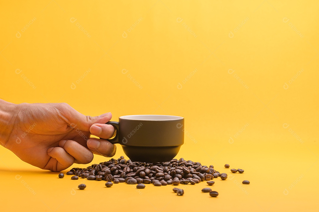 Mão segurando uma xícara de café, tomando café para dar energia.