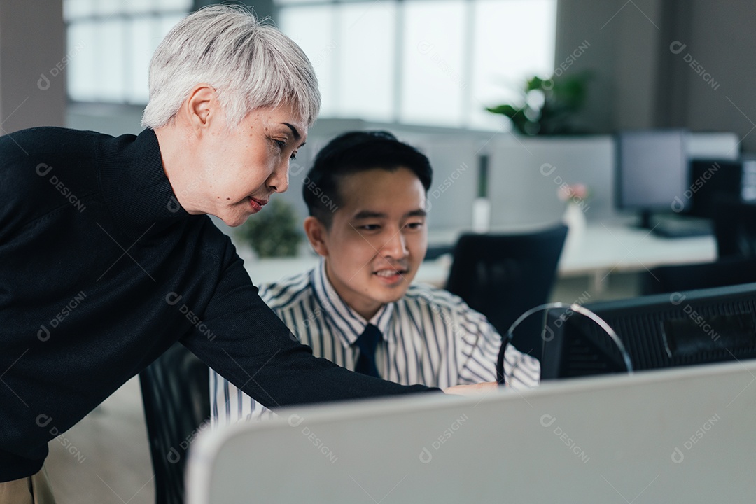 Gerente sênior asiático discutindo projeto com funcionário do sexo masculino