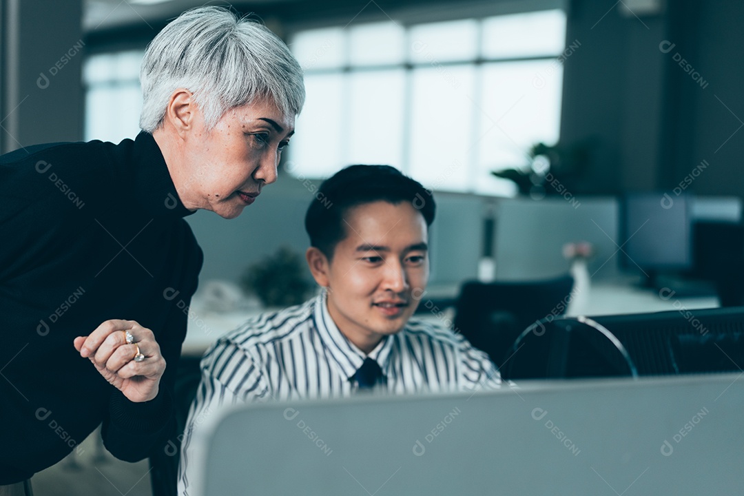 Gerente sênior asiático discutindo projeto com funcionário do sexo masculino