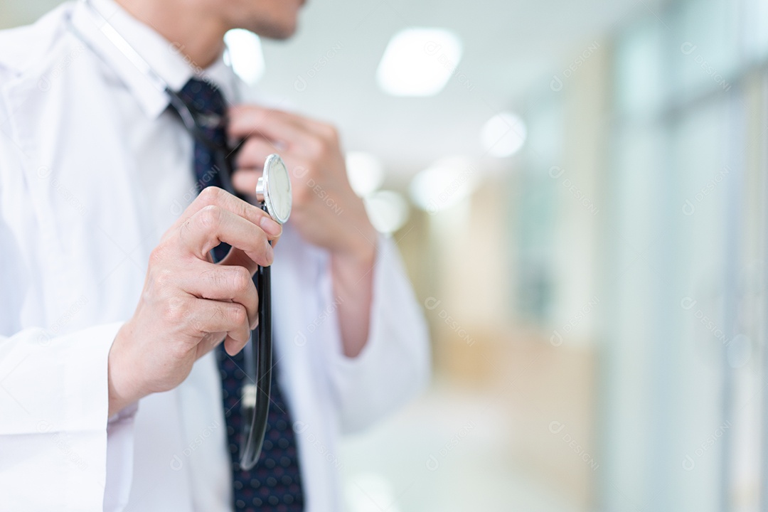 A mão do médico segurando o estetoscópio no ar para examinar o paciente.