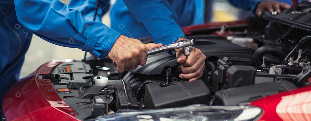 Mão do mecânico verificando os danos do carro no reparo de automóveis