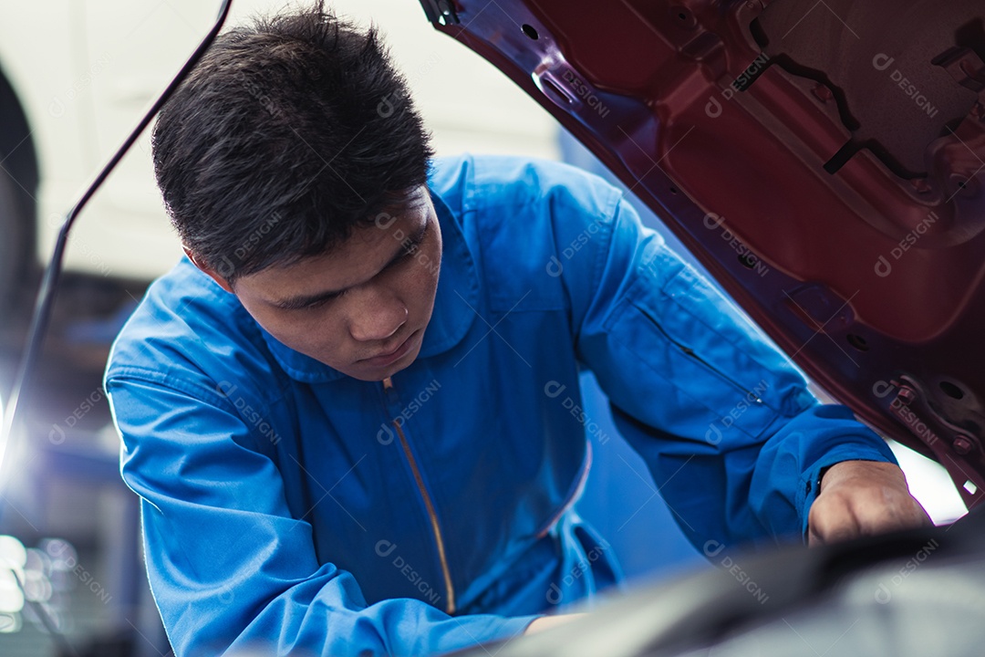Homem mecânico asiático verificando danos no carro na oficina mecânica