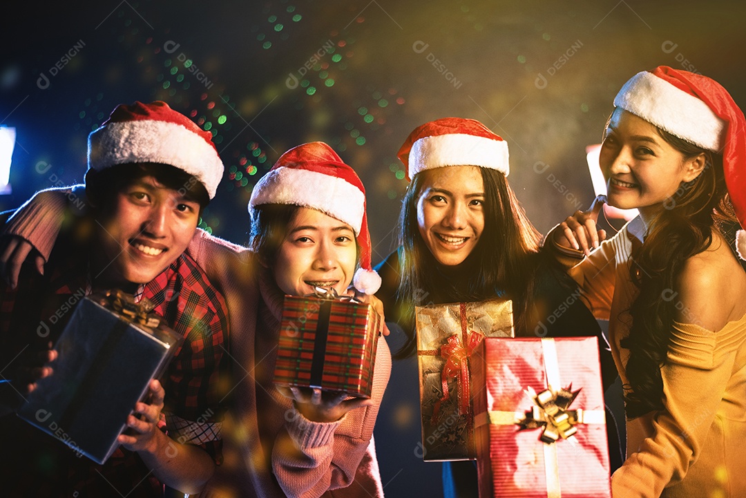 Celebração de festa de Natal e Ano Novo por adolescente asiático. Conceito de férias e felicidade. Tema Amizade e Relax. Tom de ouro amarelo.