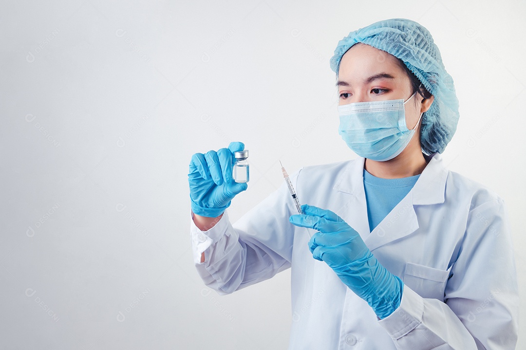 Médico asiático olhando e preparando vacina de seringa e frasco para injeção para paciente doente em fundo branco. Pessoas médicas e conceito de tecnologia de prevenção de doenças.