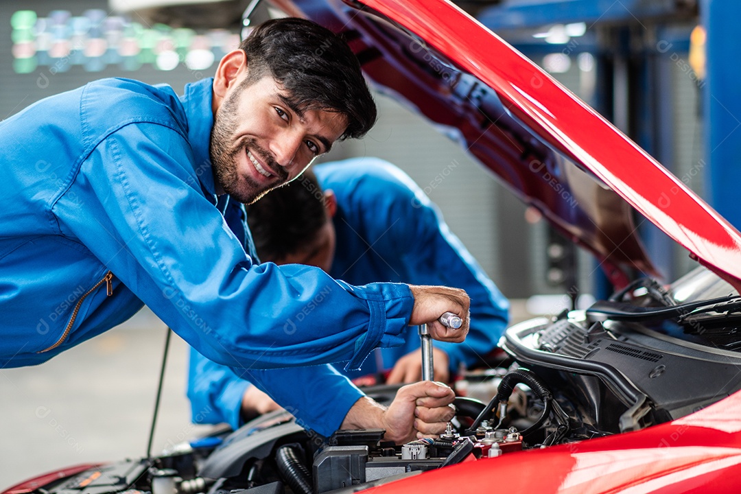 Mecânico verificando danos no motor do carro na oficina mecânica