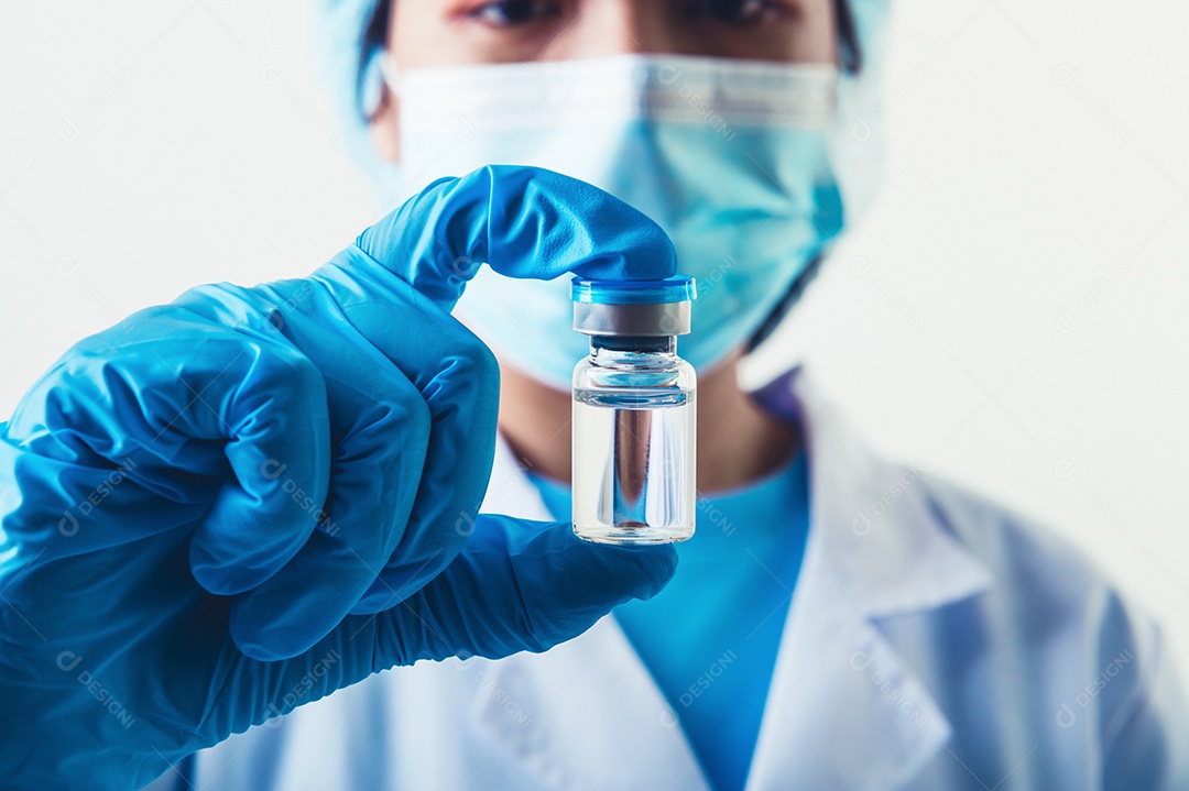Frasco de close-up da vacina covid-19 na mão de cientista profissional ou médico em laboratório para tratamento com luvas de máscara e jaleco em fundo branco. Conceito de negócio e indústria de saúde.