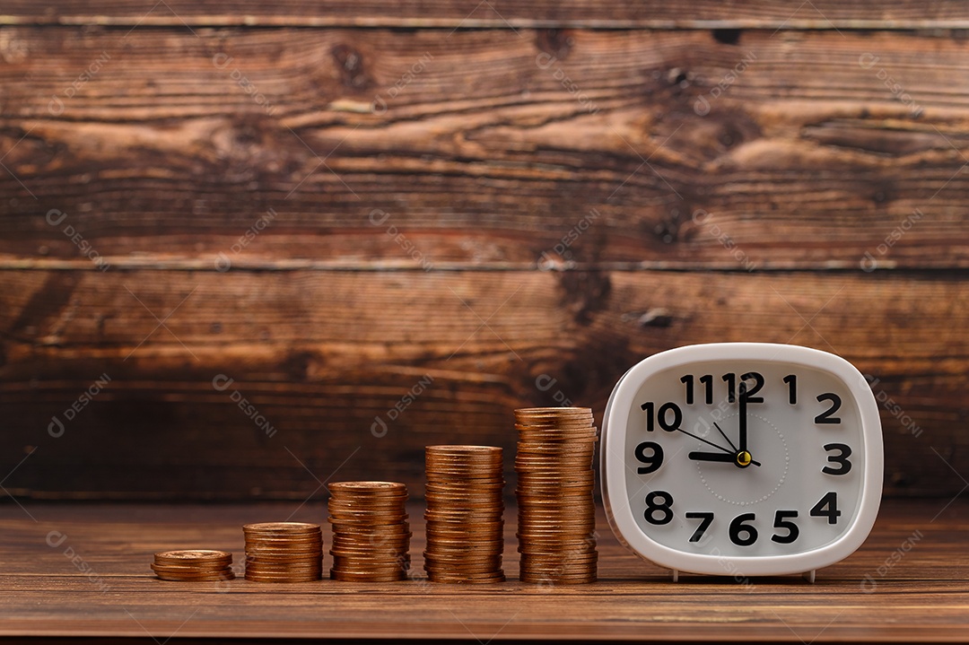 Moedas empilhadas mostram o crescimento da receita, estoques de investimento, poupança