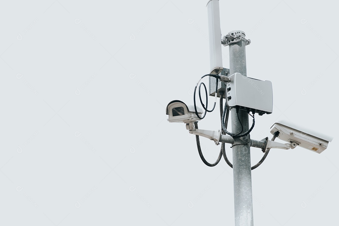 Poste elétrico de câmera CCTV no céu branco isolado com espaço de cópia. Tecnologia segura e protegida fora do conceito de propriedade e proprietário. Dispositivo de cartão de segurança e tema de gadget. Eletrônico ao ar livre.