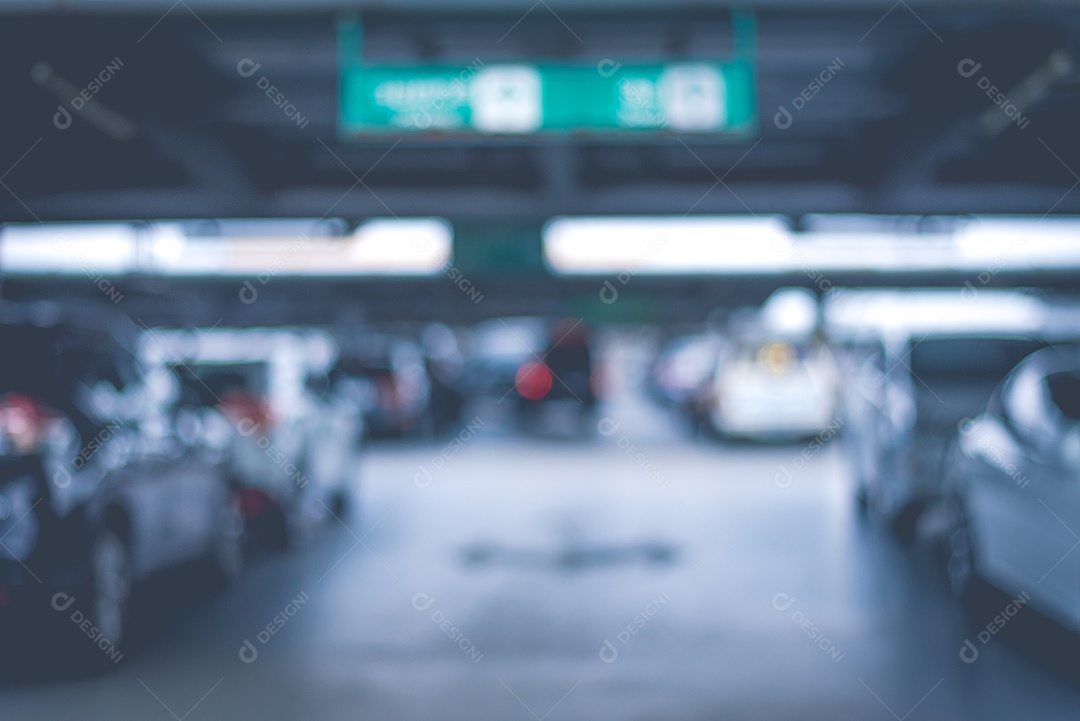 Desfocado de estacionamentos na loja de departamentos. Resumo e conceito de transporte. Tom de chave escuro e baixo.