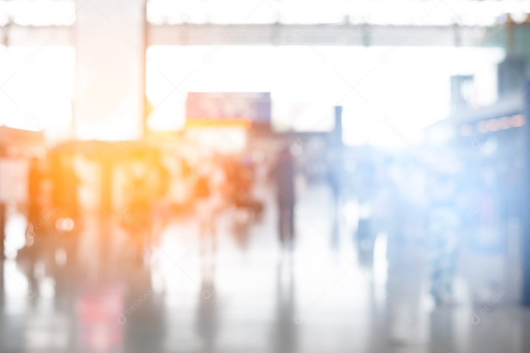 Fundo desfocado de pessoas da multidão no aeroporto. Conceito de negócios e estilo de vida. Tom azul e laranja. Elementos de luz gradiente quentes e frios. Para relatório e cobertura anual.