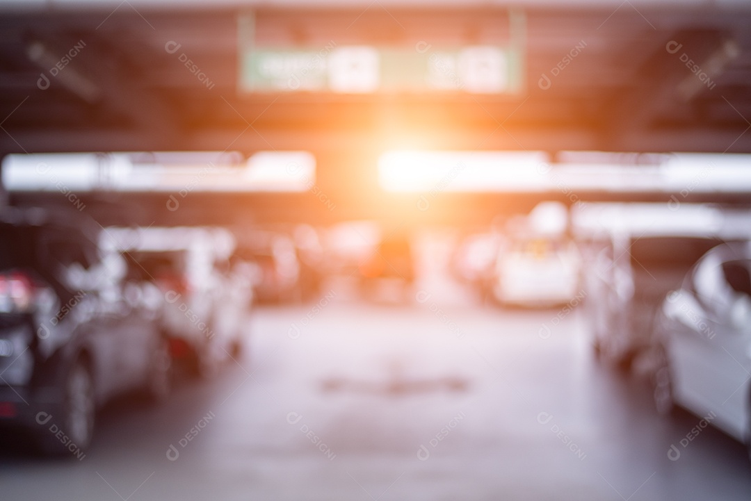 Desfocado de estacionamentos na loja de departamentos com luz solar laranja. Resumo e conceito de transporte.