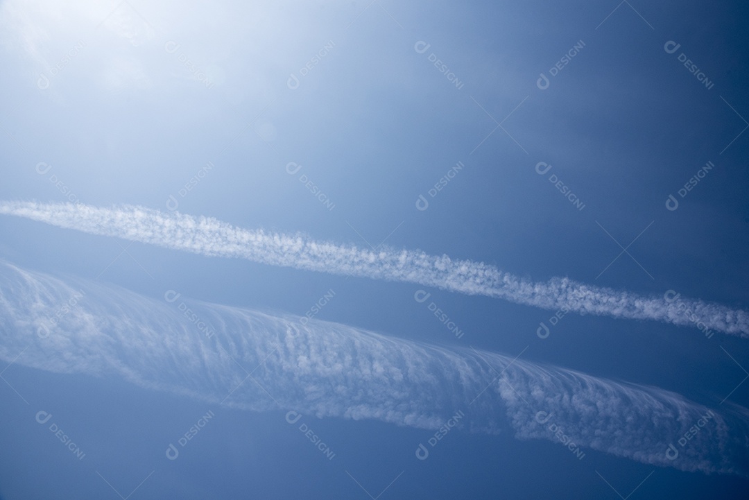 Céu azul com fluxo direto de nuvens e fundo de fumaça, conceito de natureza e neblina.