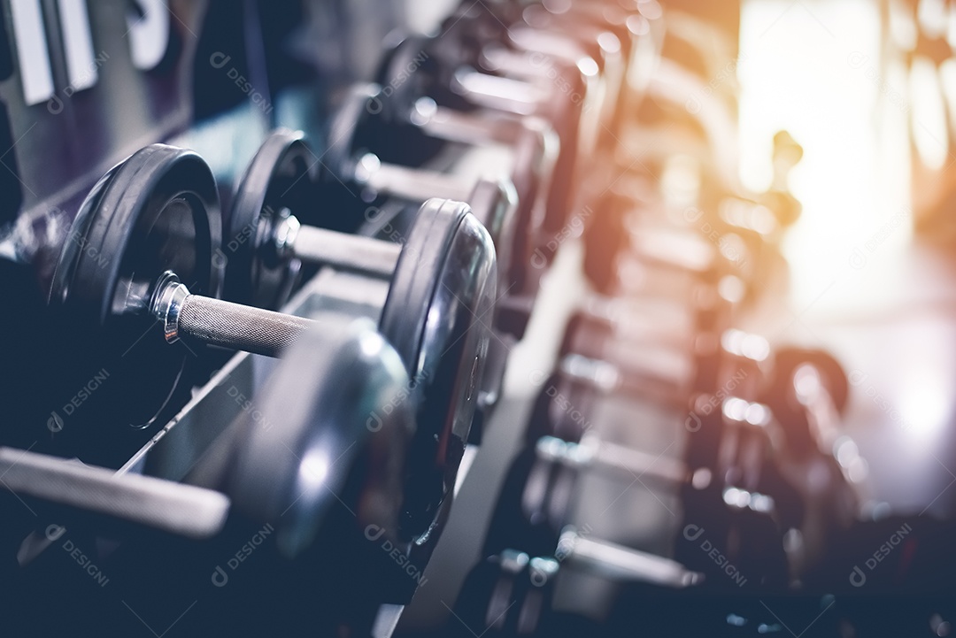 Conjunto de halteres de aço preto. Feche de halteres na cremalheira no centro de fitness do esporte. Treinamento de treino e conceito de ginásio de fitness. Conceito de saúde e bem-estar. Equipamento esportivo e tema de ferramenta.