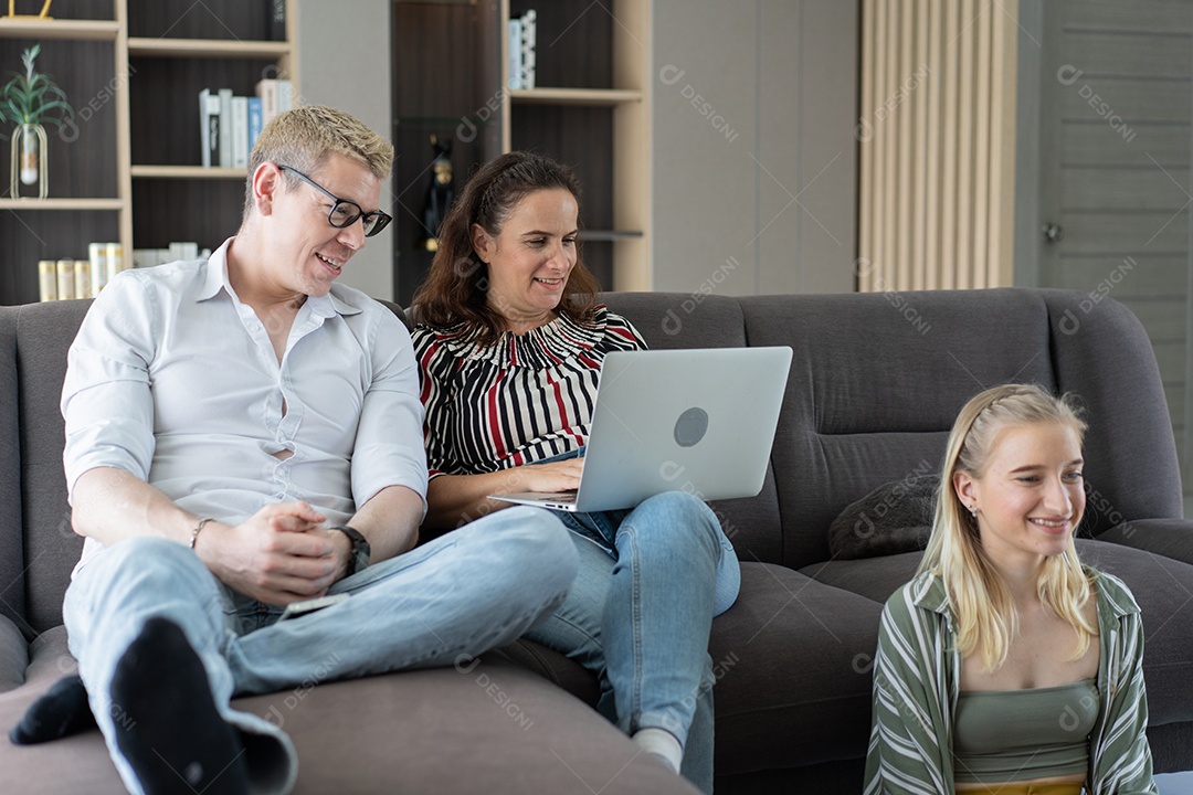 Família caucasiana passando tempo juntos na sala de estar