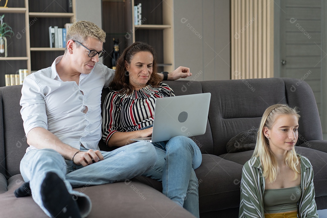Família caucasiana passando tempo juntos na sala de estar