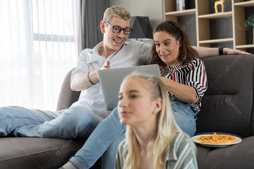 Homem assistindo filme com sua esposa ou mostrando projeto de sucesso