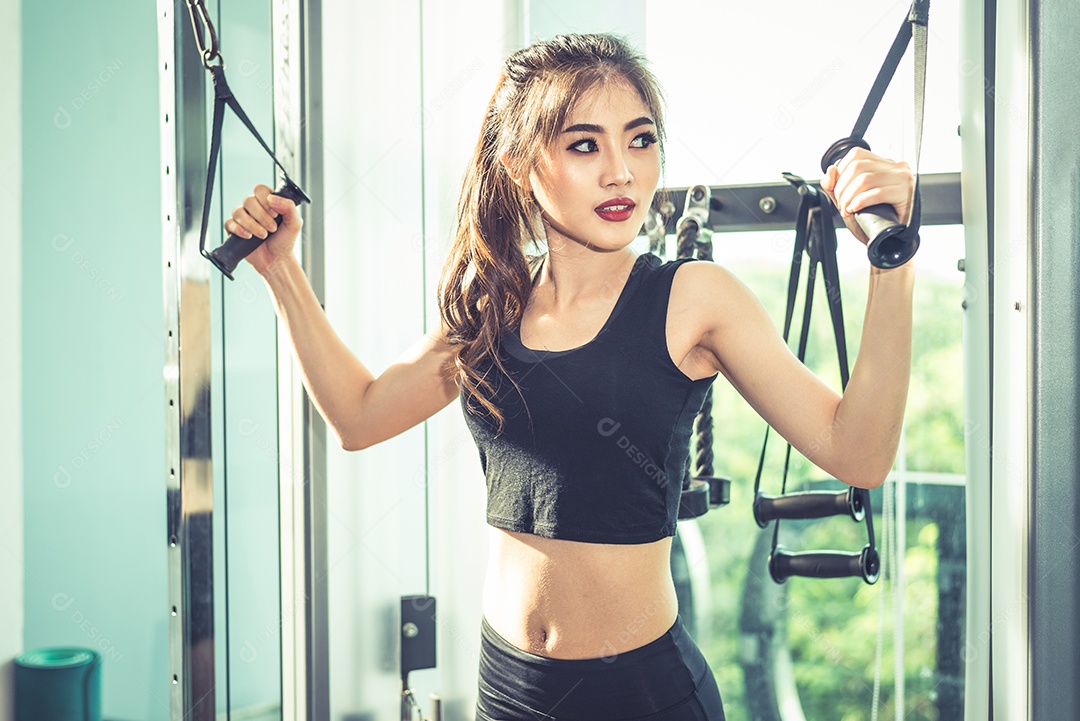 Mulher jovem asiática fazendo exercícios de corda elástica no ginásio cross fitness. Treinamento de força e muscular. Beleza e conceito saudável. Equipamentos esportivos e tema do Sport club center.