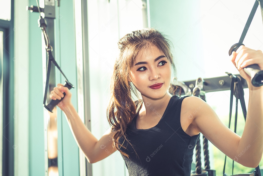 Mulher jovem asiática fazendo exercícios de corda elástica no ginásio cross fitness. Treinamento de força e muscular. Beleza e conceito saudável. Equipamentos esportivos e tema do Sport club center.