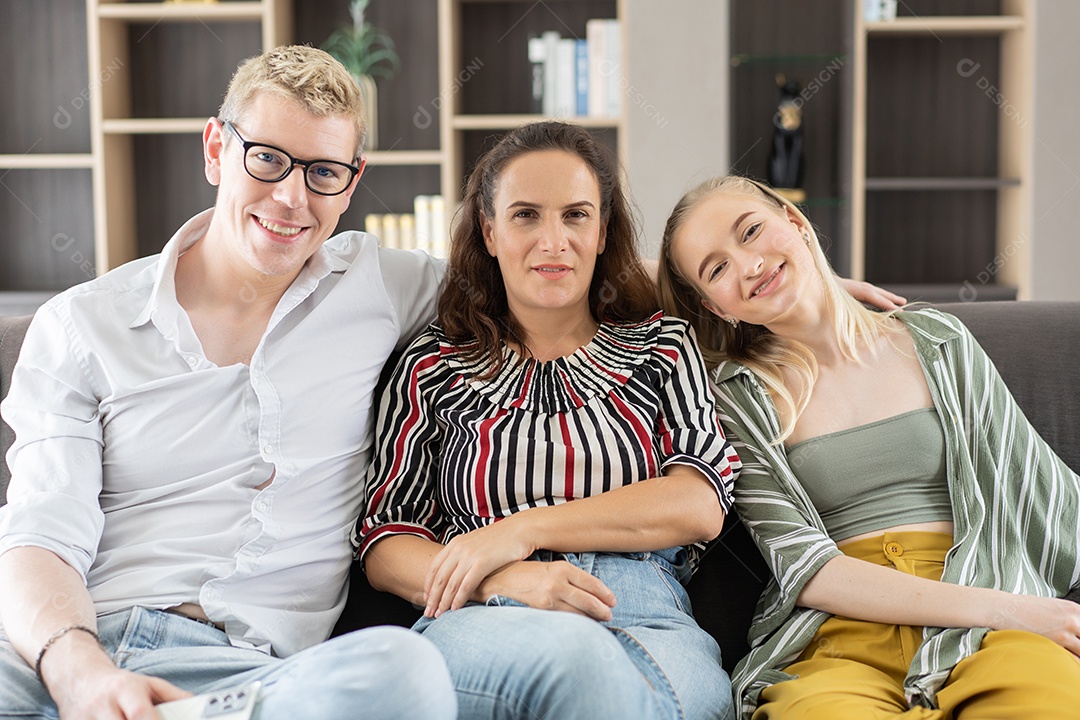 Retrato de uma família caucasiana feliz sentada no sofá na sala de estar