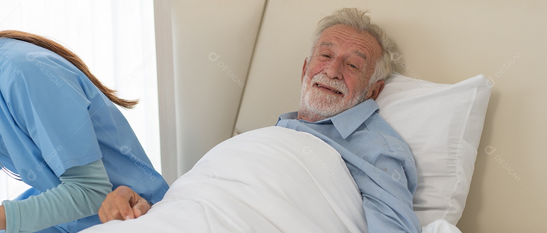 Sorriso feliz homem sênior descansando e se recuperando na cama