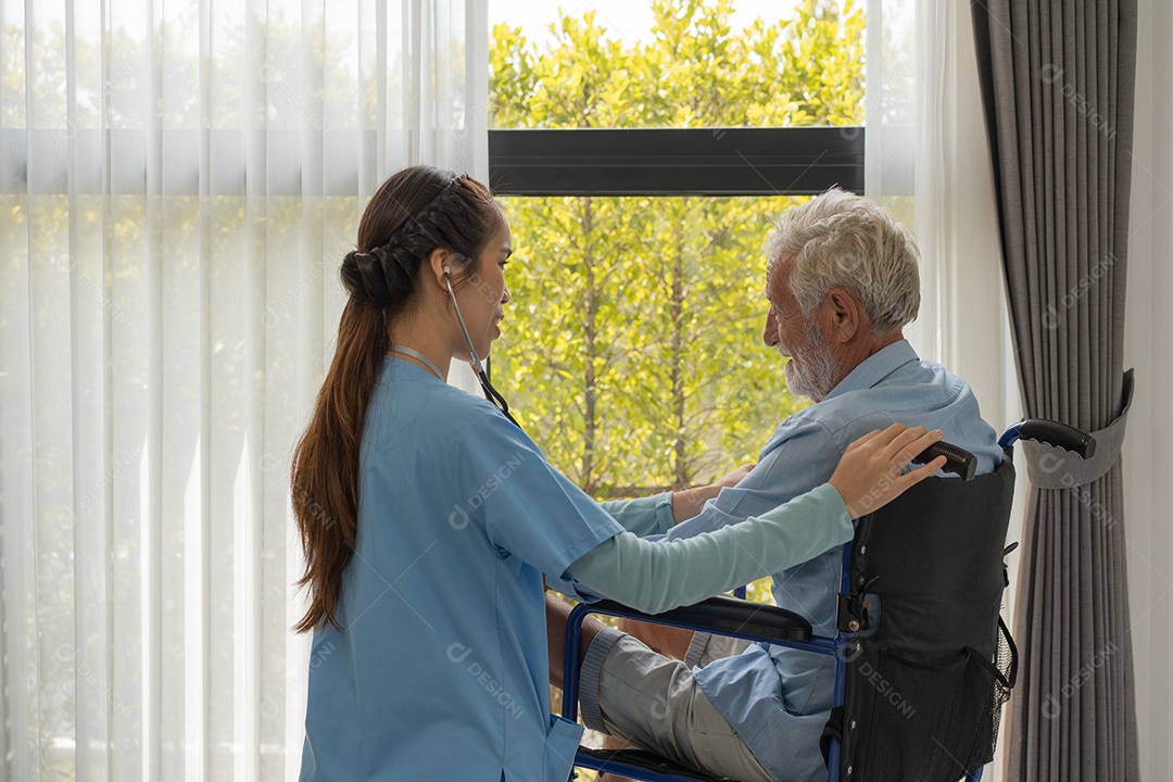 Enfermeira usando estetoscópio verificando batimentos cardíacos examinando homem sênior