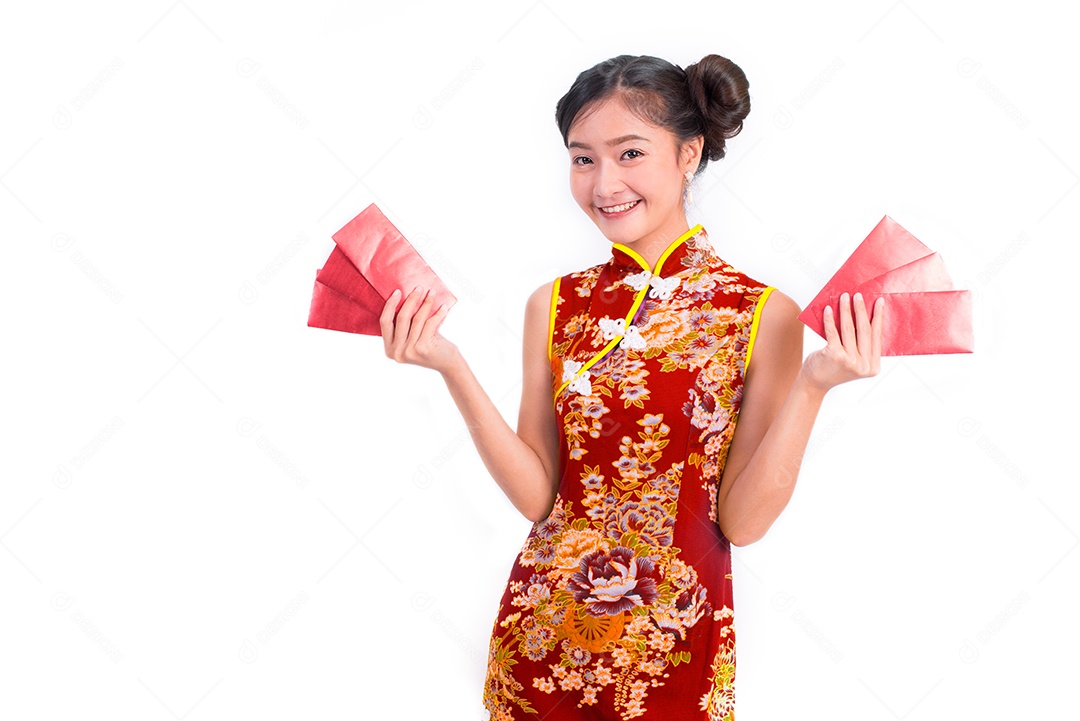 Mulher jovem de beleza asiática vestindo cheongsam e carrega um pacote vermelho de dinheiro no evento do festival de ano novo chinês em fundo branco isolado.