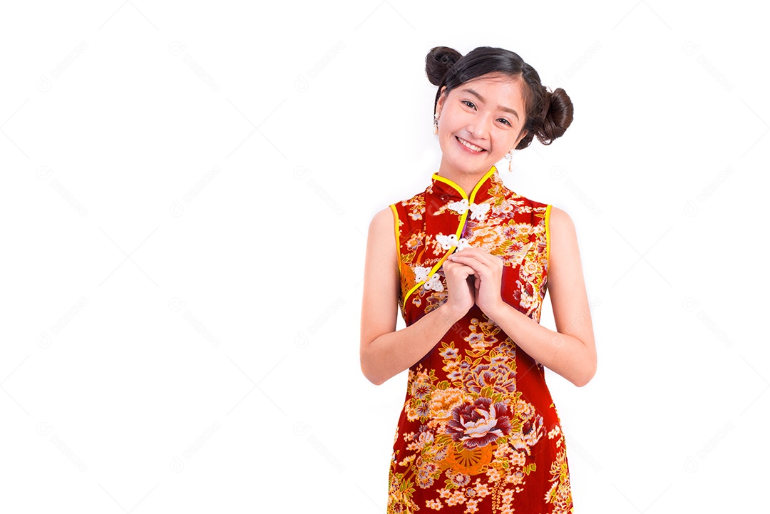 Mulher jovem de beleza asiática usando cheongsam e gesto de bênção ou saudação no evento do festival de ano novo chinês em fundo branco isolado. Conceito de férias e estilo de vida.