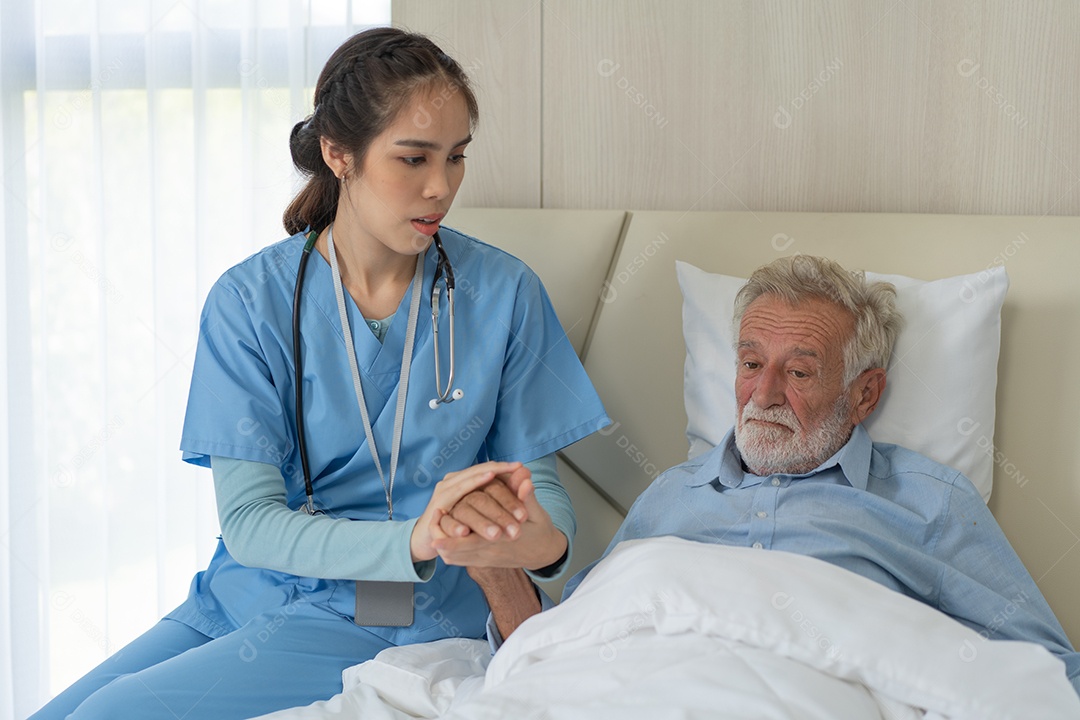 Cuidador segurando a mão do homem sênior dando apoio e empatia