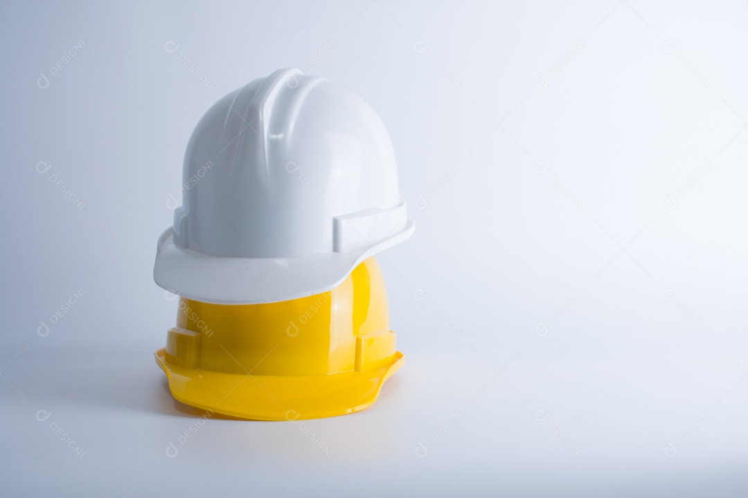 Capacete de segurança branco e amarelo sobre fundo branco. Capacete e luvas grossas em fundo branco isolado. Conceito de equipamento de segurança. Trabalhador e tema industrial.