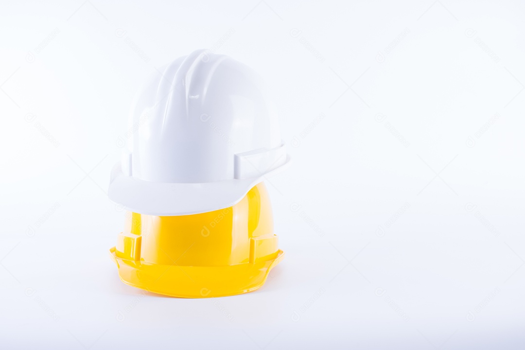 Capacete de segurança branco e amarelo sobre fundo branco. Capacete e luvas grossas em fundo branco isolado. Conceito de equipamento de segurança. Trabalhador e tema industrial.