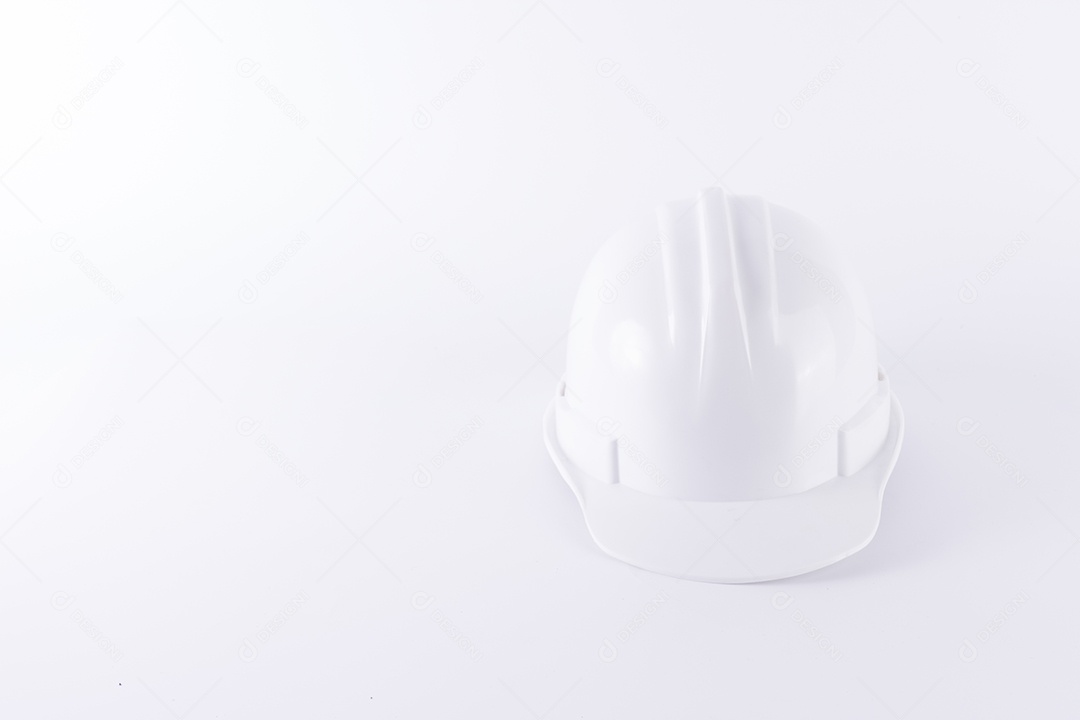 Capacete de segurança branco sobre fundo branco. Capacete e luvas grossas em fundo branco isolado. Conceito de equipamento de segurança. Trabalhador e tema industrial.