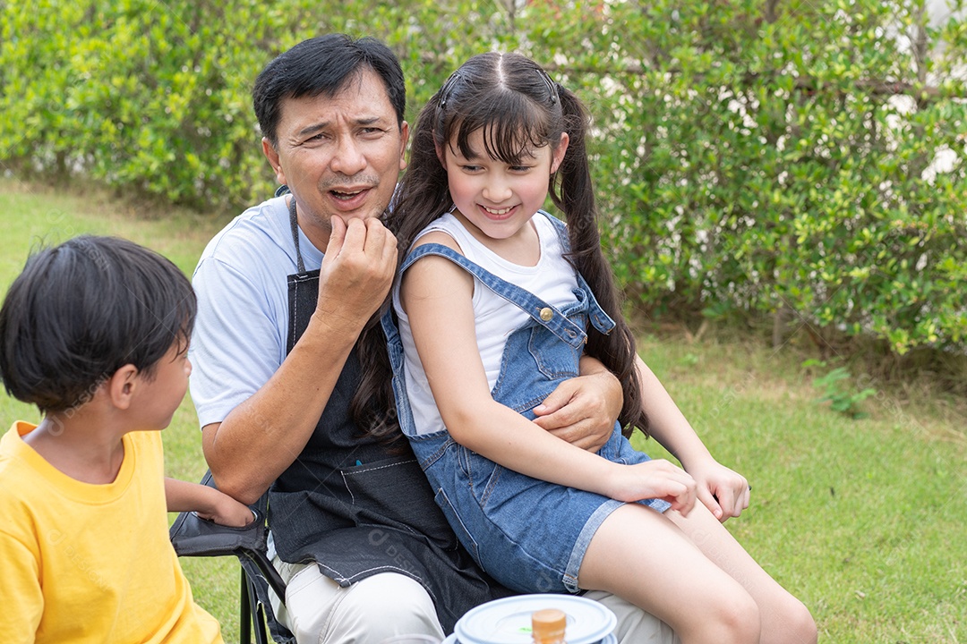Família fazendo churrasco no quintal