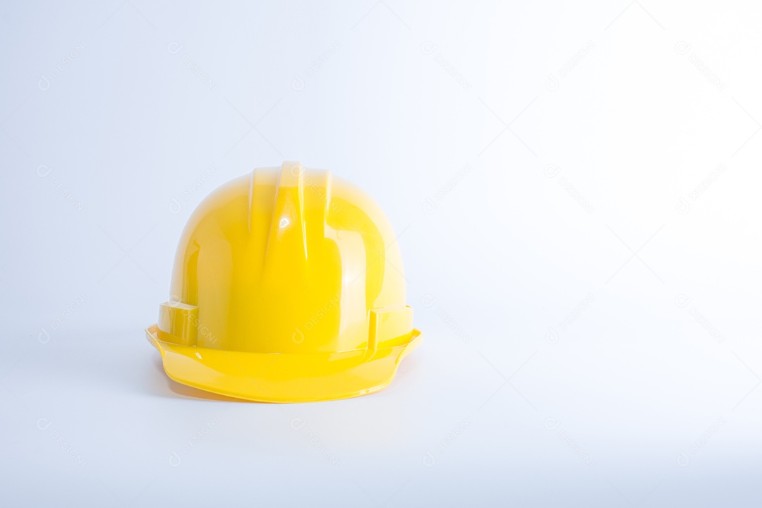 Capacete de segurança amarelo sobre fundo branco. Capacete isolado no branco. Conceito de equipamento de segurança. Trabalhador e tema industrial.
