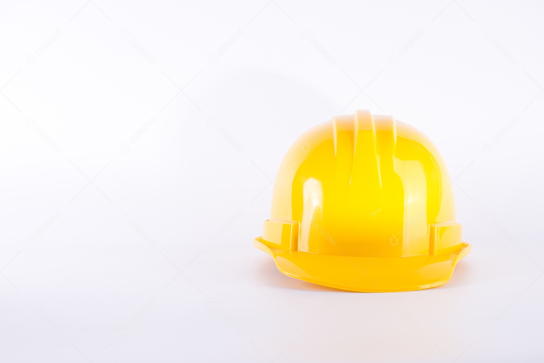 Capacete de segurança amarelo sobre fundo branco. Capacete isolado no branco. Conceito de equipamento de segurança. Trabalhador e tema industrial.