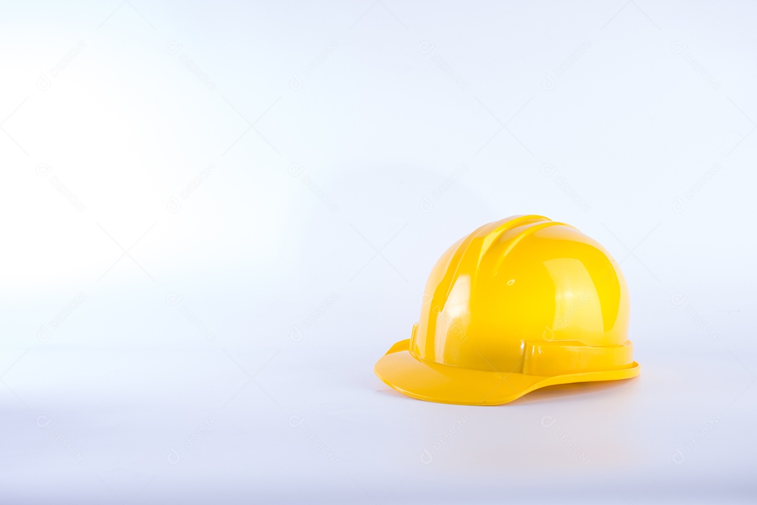 Capacete de segurança amarelo sobre fundo branco. Capacete isolado no branco. Conceito de equipamento de segurança. Trabalhador e tema industrial.