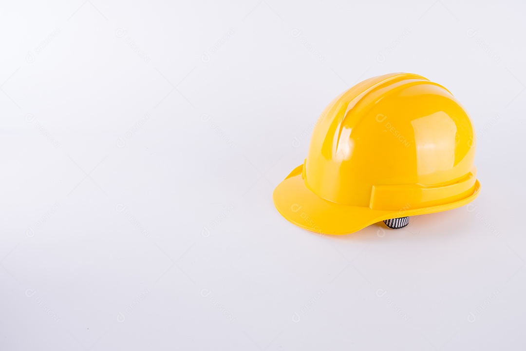 Capacete de segurança amarelo sobre fundo branco. Capacete isolado no branco. Conceito de equipamento de segurança. Trabalhador e tema industrial.