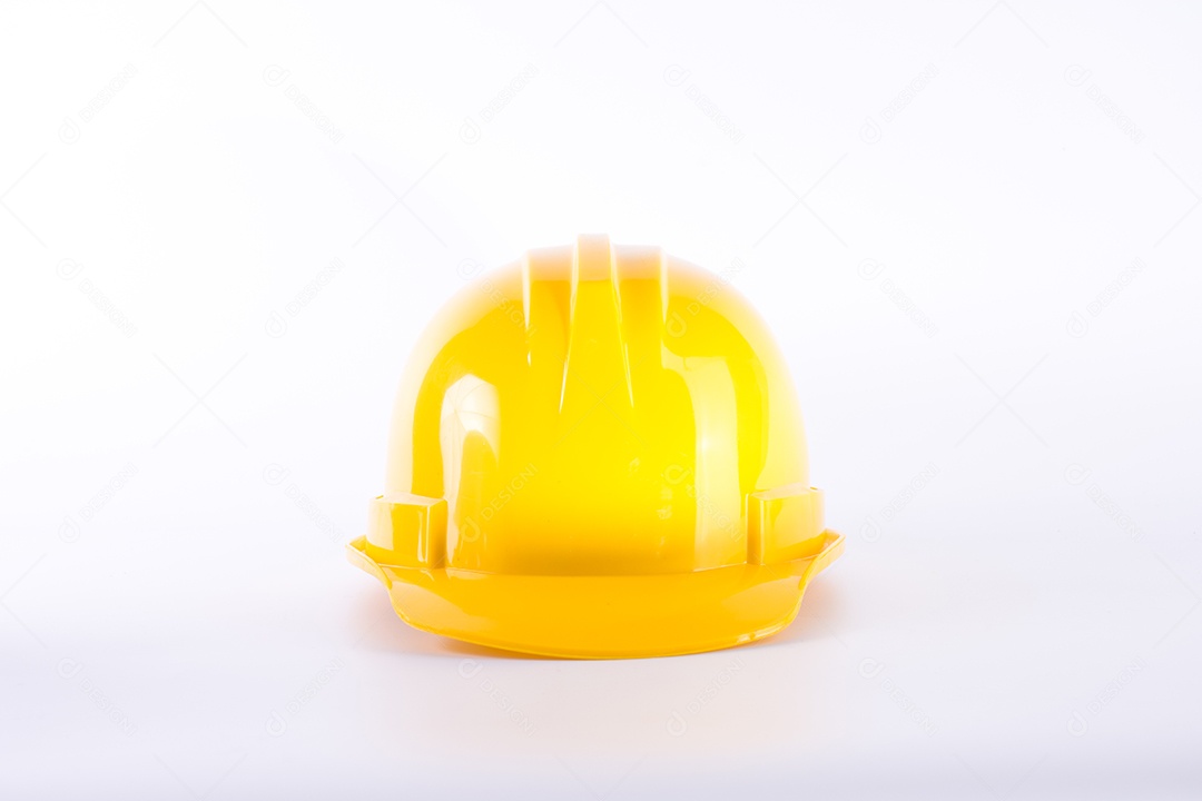 Capacete de segurança amarelo sobre fundo branco. Capacete isolado no branco. Conceito de equipamento de segurança. Trabalhador e tema industrial.