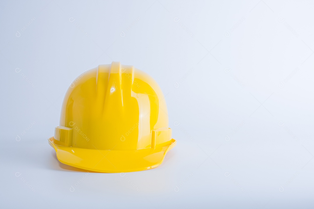 Capacete de segurança amarelo sobre fundo branco. Capacete isolado no branco. Conceito de equipamento de segurança. Trabalhador e tema industrial.