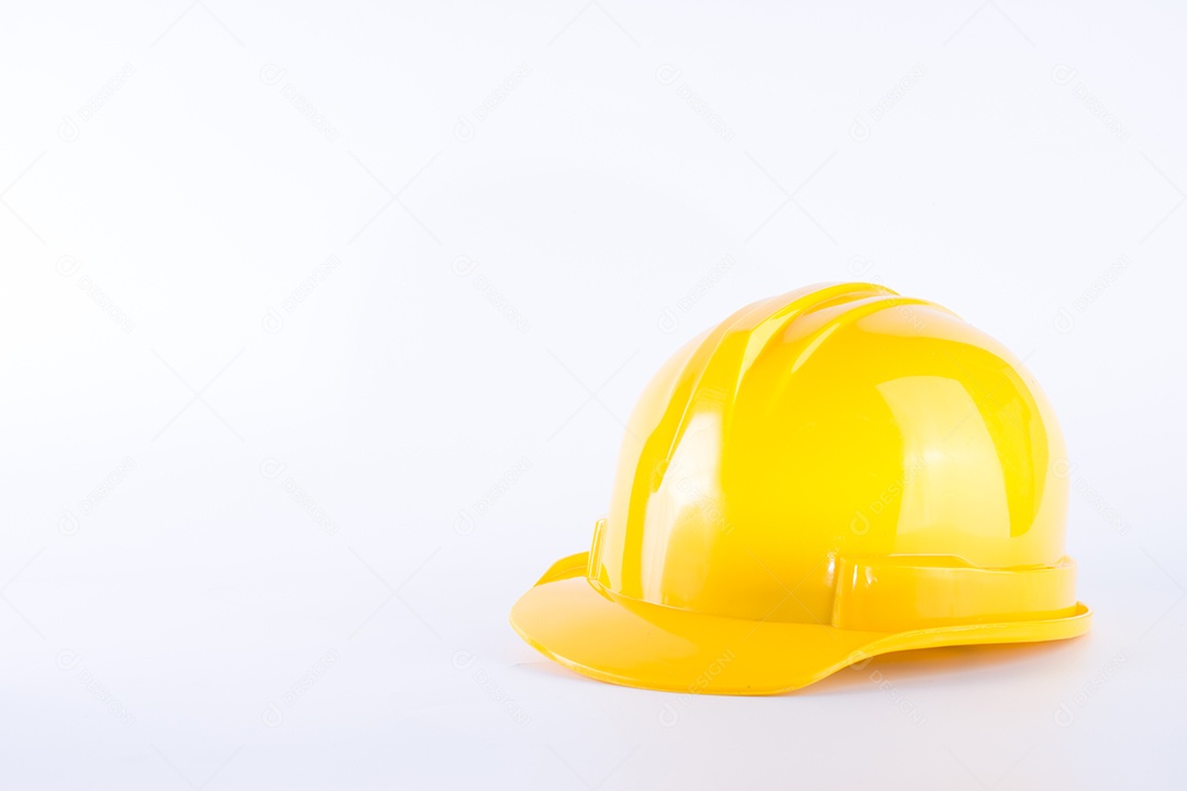 Capacete de segurança amarelo sobre fundo branco. Capacete isolado no branco. Conceito de equipamento de segurança. Trabalhador e tema industrial.