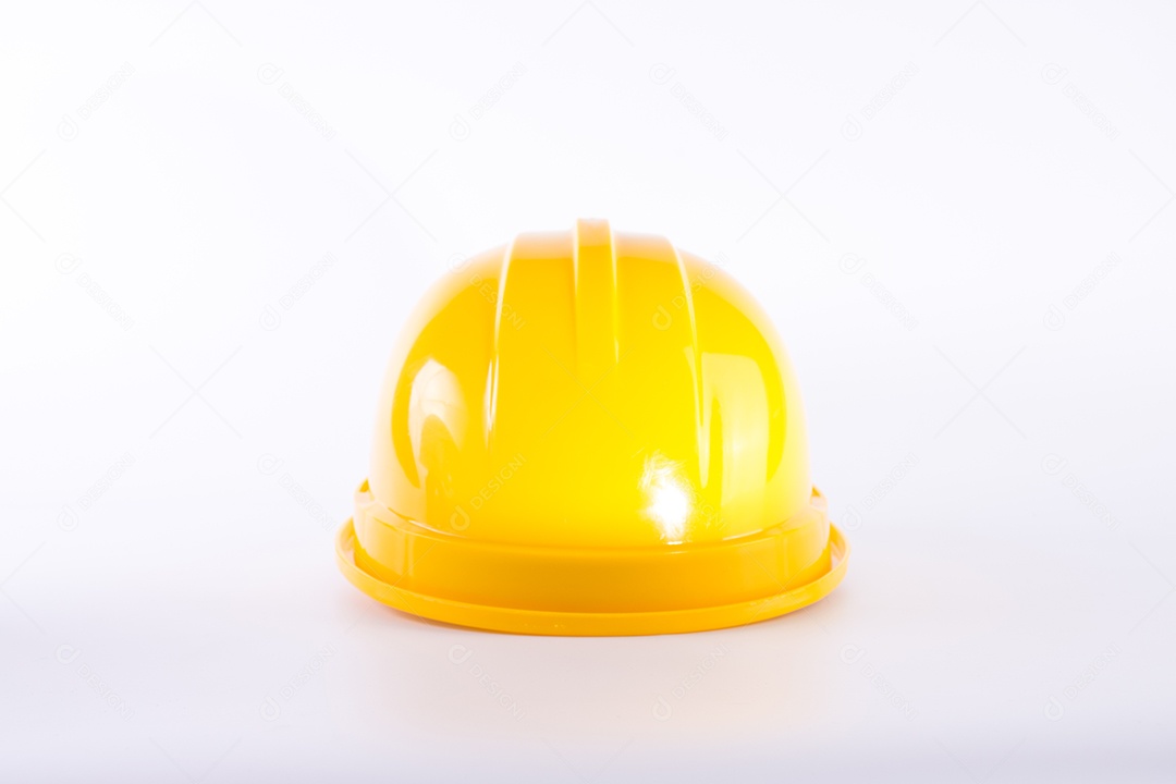Capacete de segurança amarelo sobre fundo branco. Capacete isolado no branco. Conceito de equipamento de segurança. Trabalhador e tema industrial.