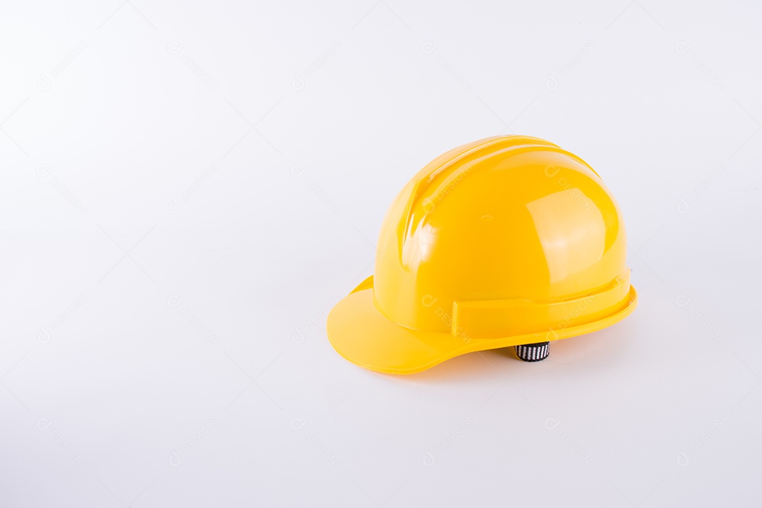Capacete de segurança amarelo sobre fundo branco. Capacete isolado no branco. Conceito de equipamento de segurança. Trabalhador e tema industrial.