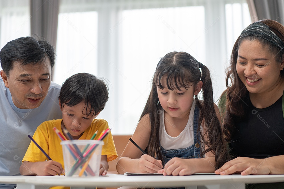 Pais asiáticos ensinando e ajudando crianças a fazer lição de casa em casa