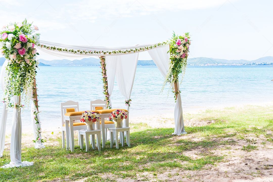 Arco de casamento na praia com espaço de cópia à direita. Paisagem e conceito de cerimônia de casamento. Tema de praia e beira-mar.